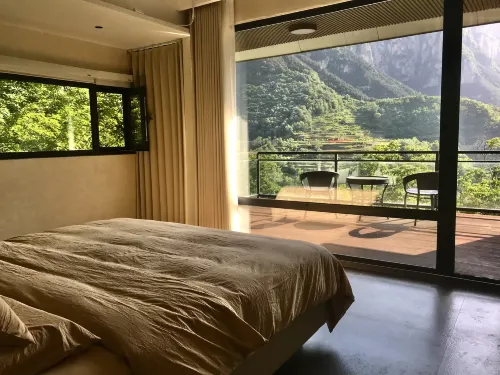 Yuening Mountain Lodge