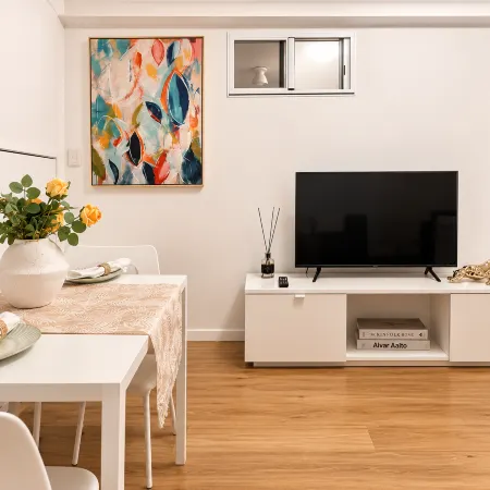 Modern Holland Park Unit with Easy City Access