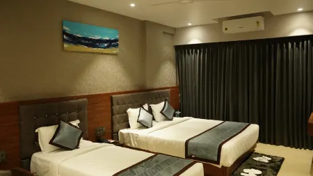 Alaukik Hotel Отели в г. Ахмеднагар