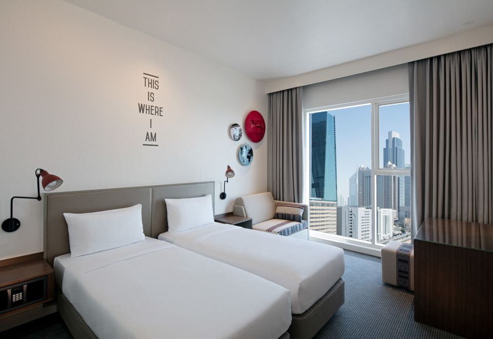 [로브 트레이드 센터의 깔끔한 객실 내부 이미지]