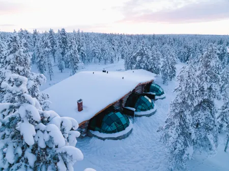 Kakslauttanen Arctic Resort - Igloos and Chalets Отели рядом с достопримечательностью «Kakslauttanen»