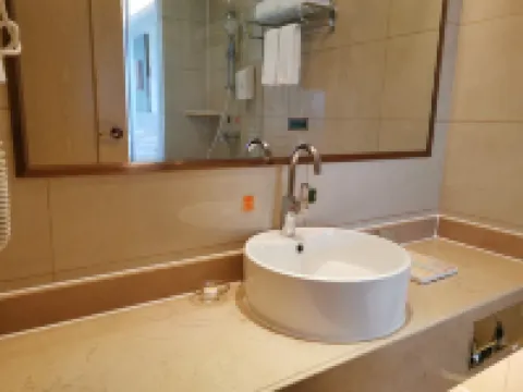 Vienna Hotel (Yichun High-speed Railway Station Wanda) Hotels in Yichun