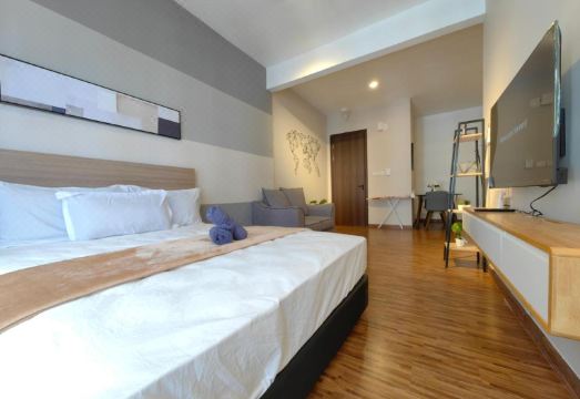 Near Airport K Avenue Family Room