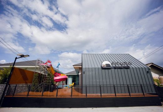 NP 풀 빌라의 넓은 거실과 다인용 식탁