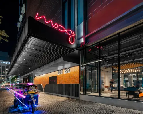 Moxy Bangkok Ratchaprasong エラワン（ラチャプラソン交差点の寺院）周辺のホテル