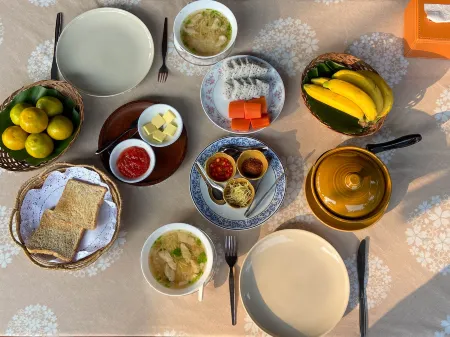 The Thai House Homestay Отели рядом с достопримечательностью «Wat Bot School»