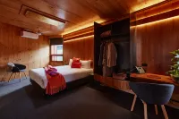 Iron Creek Bay Estate Hotels in Carlton