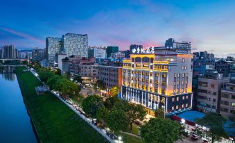 Huizhou Four Seasons Maple Hotel(Huizhou High Speed Rail Station Xinghe Coco Store)