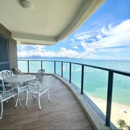 Yueju Seaview Apartment (Wuchuan Dinglongwan Branch)