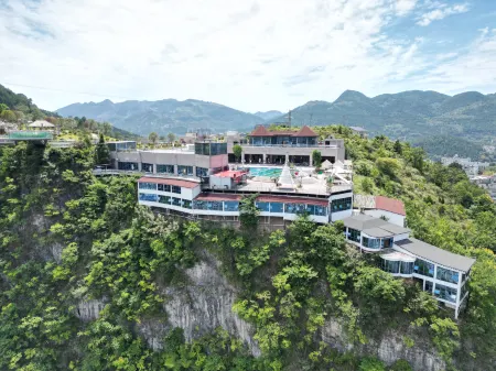 CLIFF HOT SPRING HOTEL Отели рядом с достопримечательностью «Sinan Ancient City»