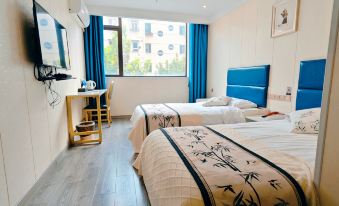 Longchen Holiday Hotel (Shanghai Weining Road Metro Station)