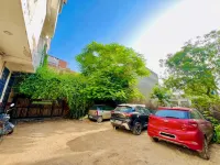 Bhoora House - parking
