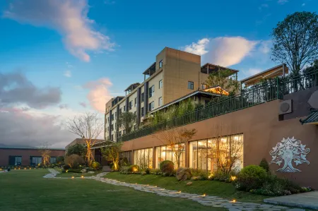 Miao Azu Hot Spring Resort Отели рядом с достопримечательностью «Xingyi Normal University for Nationalities West Campus»