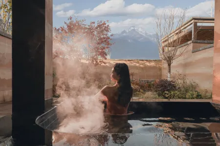 Lijiang Yulong Snow Mountain Hot Spring Hotel Отели рядом с достопримечательностью «Wenfeng Temple»