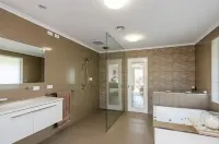 Lipscombe Escape panoramic views luxury and space Hotels in Sandy Bay