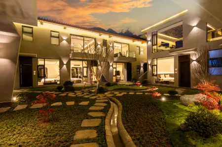 Mushan Snow Cottage Twilight Peaks • View Guanshan Shejing Linshu (Yulong Snow Mountain Branch) Отели рядом с достопримечательностью «Yuzhu Qingtian Scenic Resort»