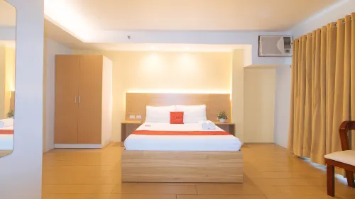 RedDoorz @ LuxeLite Suites Makati