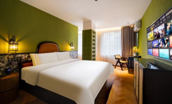 Xiangyu French Retro Hotel (Yanji Yanbian University Water Market Store)