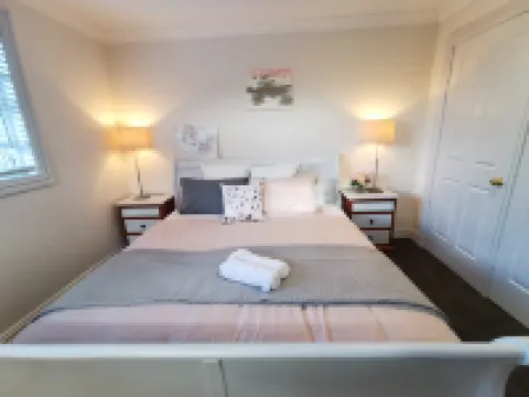 Sydney Meets Miranda, Comfy 4 Bedroom home,7 beds Hotels in Miranda