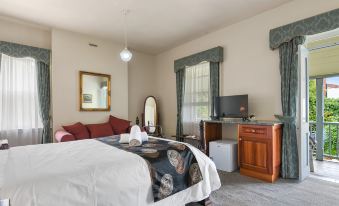 The Lodge on Elizabeth Boutique Hotel