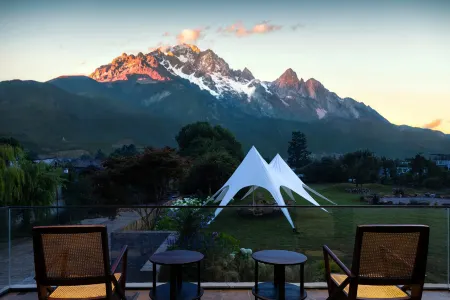Shanyulin · Rizhao Jinshan | Snow Mountain Panoramic Luxury Hot Spring Pool Resort Villa Отели рядом с достопримечательностью «Lijiang Snow Mountain Falcon Valley Scenic Area»