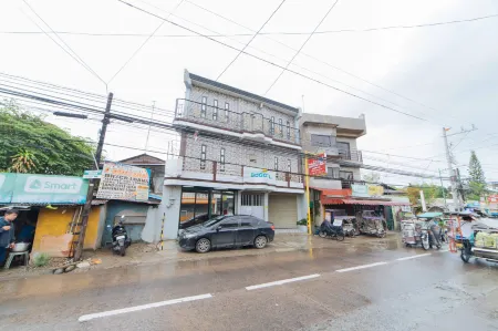 RedDoorz @ San Antonio Binan Laguna Отели рядом с достопримечательностью «Сплаш Айленд»