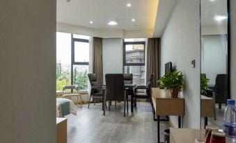 Gongyi Jin and Yue Hotel