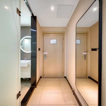 X Plus Hotel (Shaoxing Baiguan Plaza)