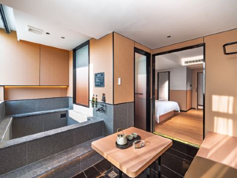 Waterfront Huiting Hot Spring Hotel