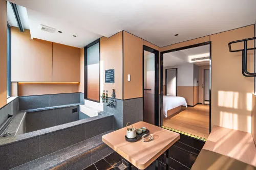 Waterfront Huiting Hot Spring Hotel