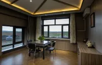 Wulagai Yulong Bay Starry Sky View Homestay - parking