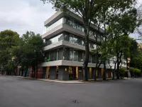 TO BE SUITES - Condos