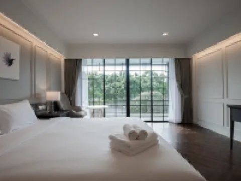 B2 Riverside Premier Hotel Hotels near Waroros Market