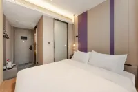 Meili Maple Hotel (Xi'an Bell Tower Metro Station Huimin Street Branch)