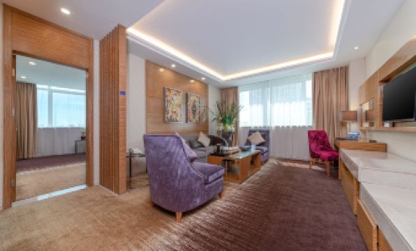 Gems Cube International Hotel(Liutang Metro Station Store)