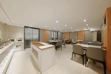 Genting Kyoto Hotel (Taizhou Huangyan Xincheng Tianyuan Business Plaza) Отели рядом с достопримечательностью «Taizhou Vocational College Of Science & Technology»