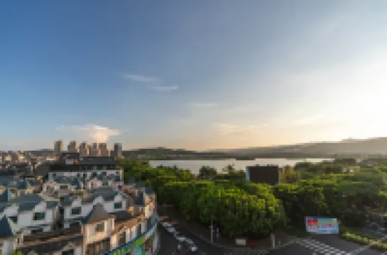 Mile Lake View Baiman Hotel (Wenquan Road Branch)