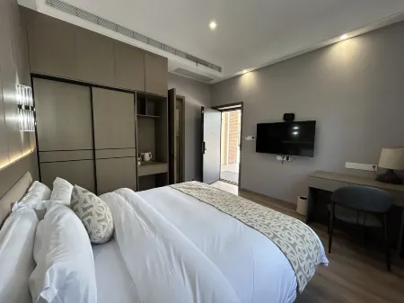 F World Conference Center Hotel (Wuhan Tianhe Airport Julong Avenue Subway Station Branch) Отели рядом со станцией Tianhe Airport Station