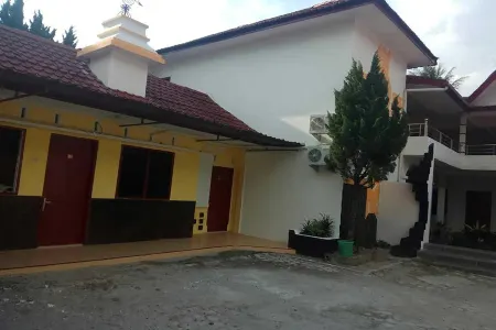 Wisma Tuluy Отели в г. Bah Kapul