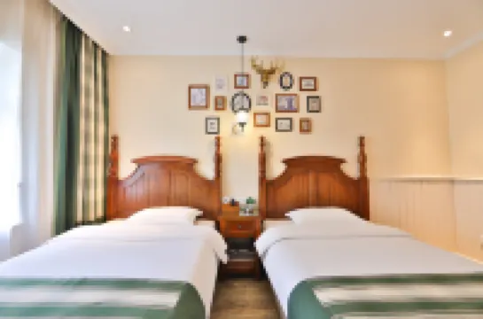 โรงแรม ฮอลิเดย์ โคลเลอร์ทาวน์ (สถานีรถไฟซื่อผิง)