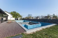 Shaojian Linjiang Yin Homestay (Anqing Xinzhou Branch) - Pools