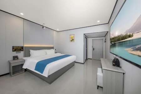 Huaihua Blue Maple Hotel (Sports Center Hunan Medical College Branch) Отели рядом с достопримечательностью «Juleyuan Large-scale Recreation Ground (East Gate)»