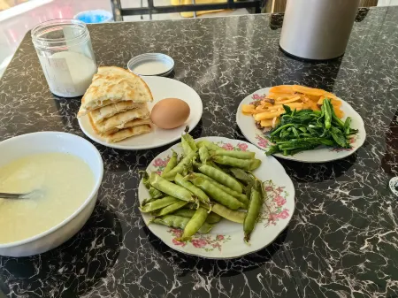 Huocheng pastoral Township homestay Отели рядом с достопримечательностью «Xinyi Self-Drive Campground (Sayram Lake Branch)»