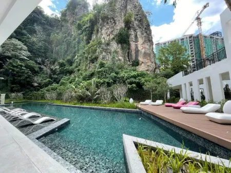 IWH The Cove Premium Suites Отели в г. Тамбун