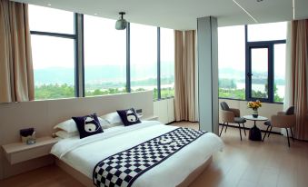 Maitreya Huxi Man Hot Spring Homestay (Huquan Water Town Tourist Resort Scenic Area Branch)