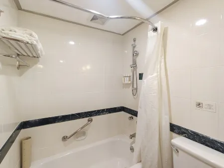 Holiday Inn Donghua Shenzhen Отели рядом с достопримечательностью «Shekou Container Wharf»