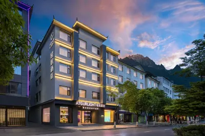 Lijiang Old Town Dashuiche Atour Light  Hotel Отели в г. Лицзян