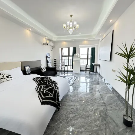 Yasige·YourLove Apartment (Yangjiang Gongqing Lake Park Jinshan Road)