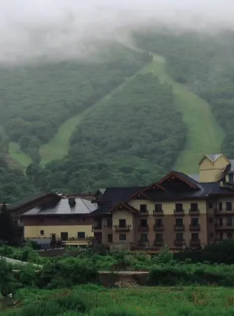 Xueyu Mountain Villa · Private Chalets · Single family townhouse hotel