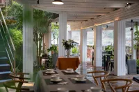 Xijiang Wants to stay in  Light Luxury Hotel (Observation Deck Branch)  호텔